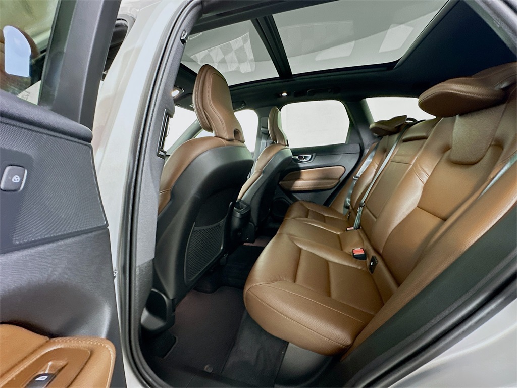 2022 VOLVO XC60 - Image 17