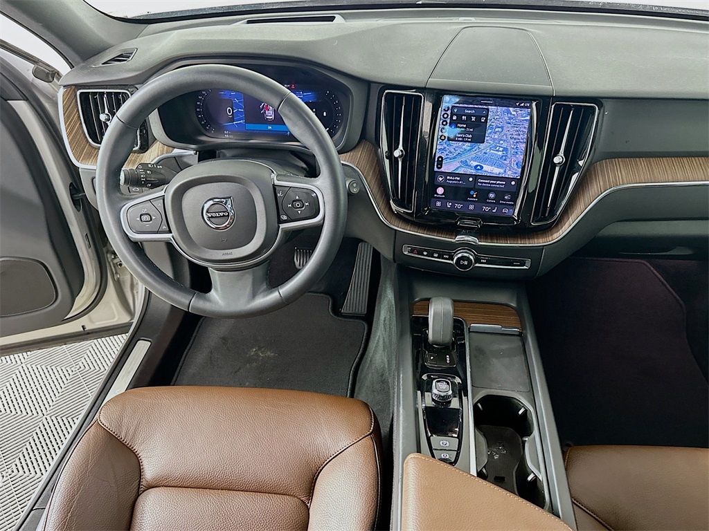 2022 VOLVO XC60 - Image 19