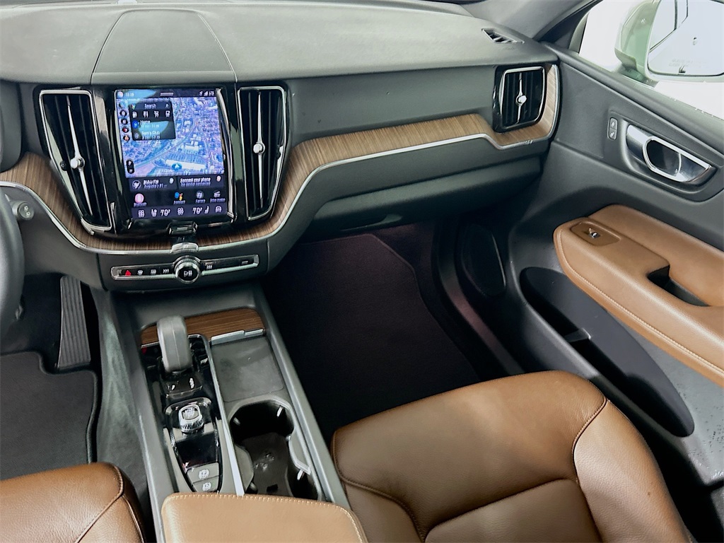 2022 VOLVO XC60 - Image 20