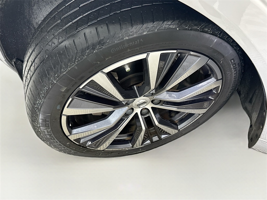 2022 VOLVO XC60 - Image 24