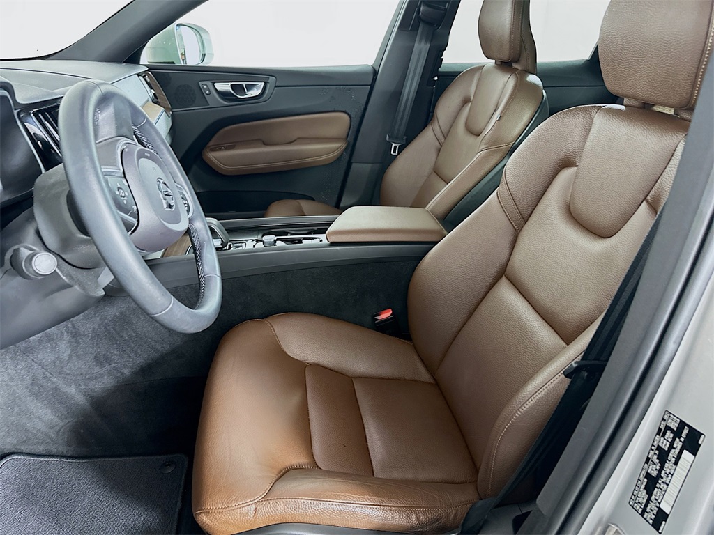 2022 VOLVO XC60 - Image 8