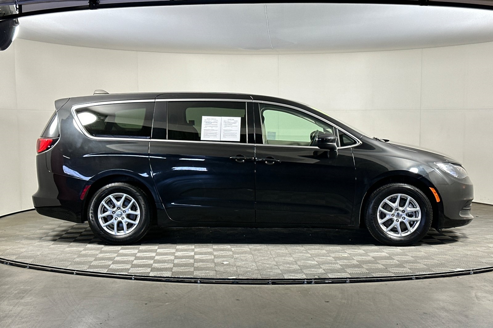 2022 Chrysler Voyager LX photo 2