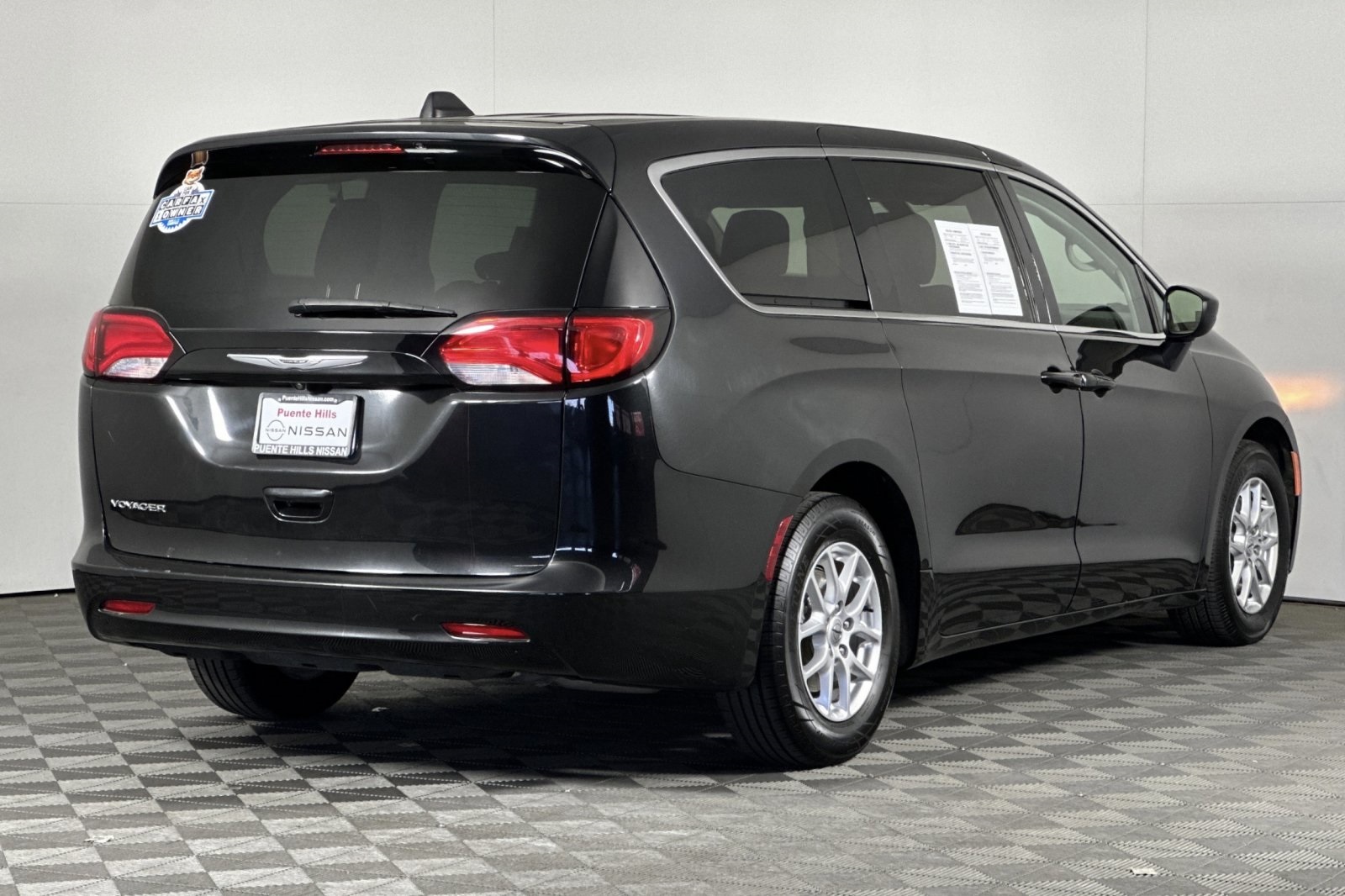 2022 Chrysler Voyager LX photo 3