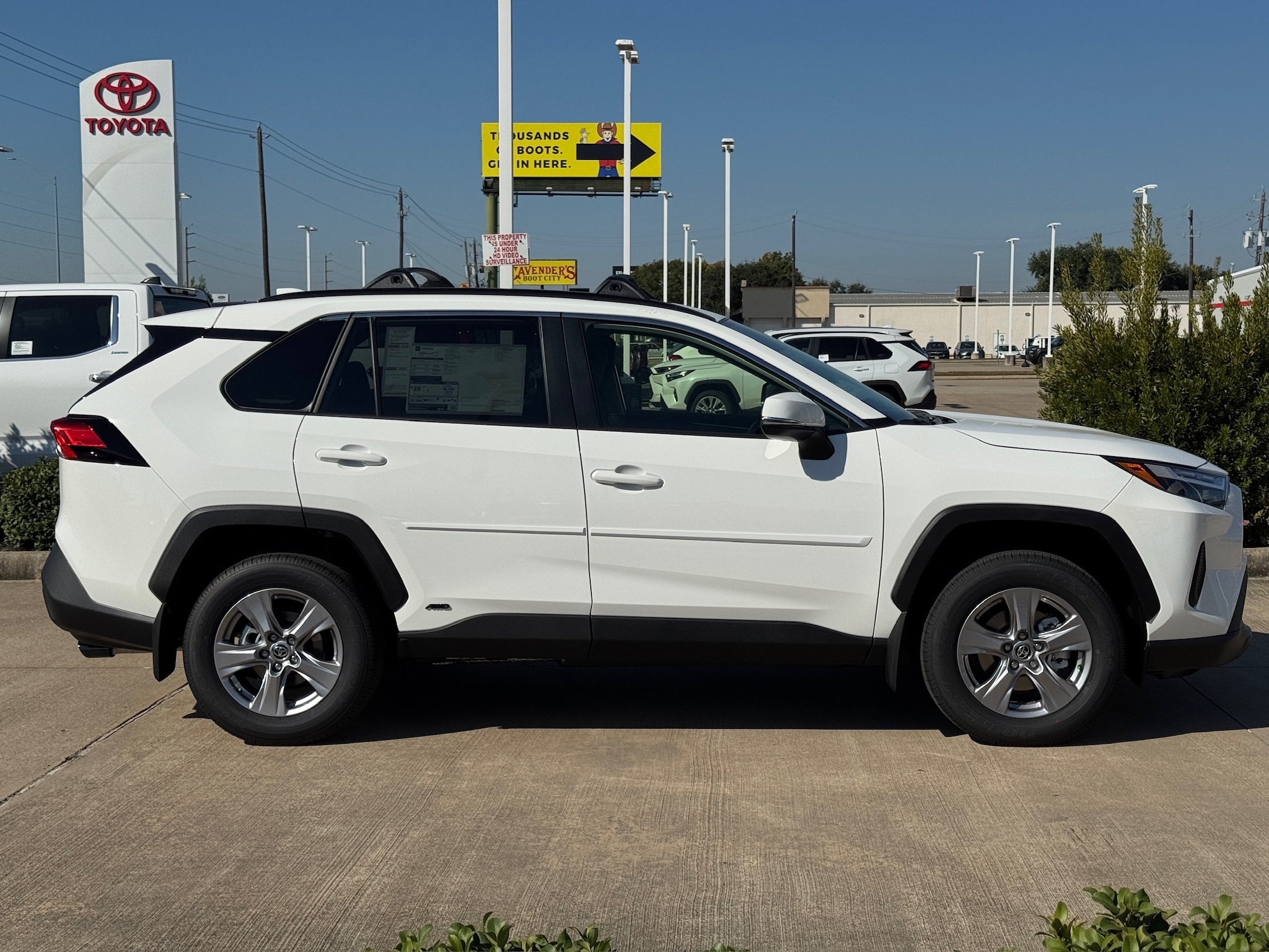 2025 Toyota RAV4 Hybrid XLE - 10