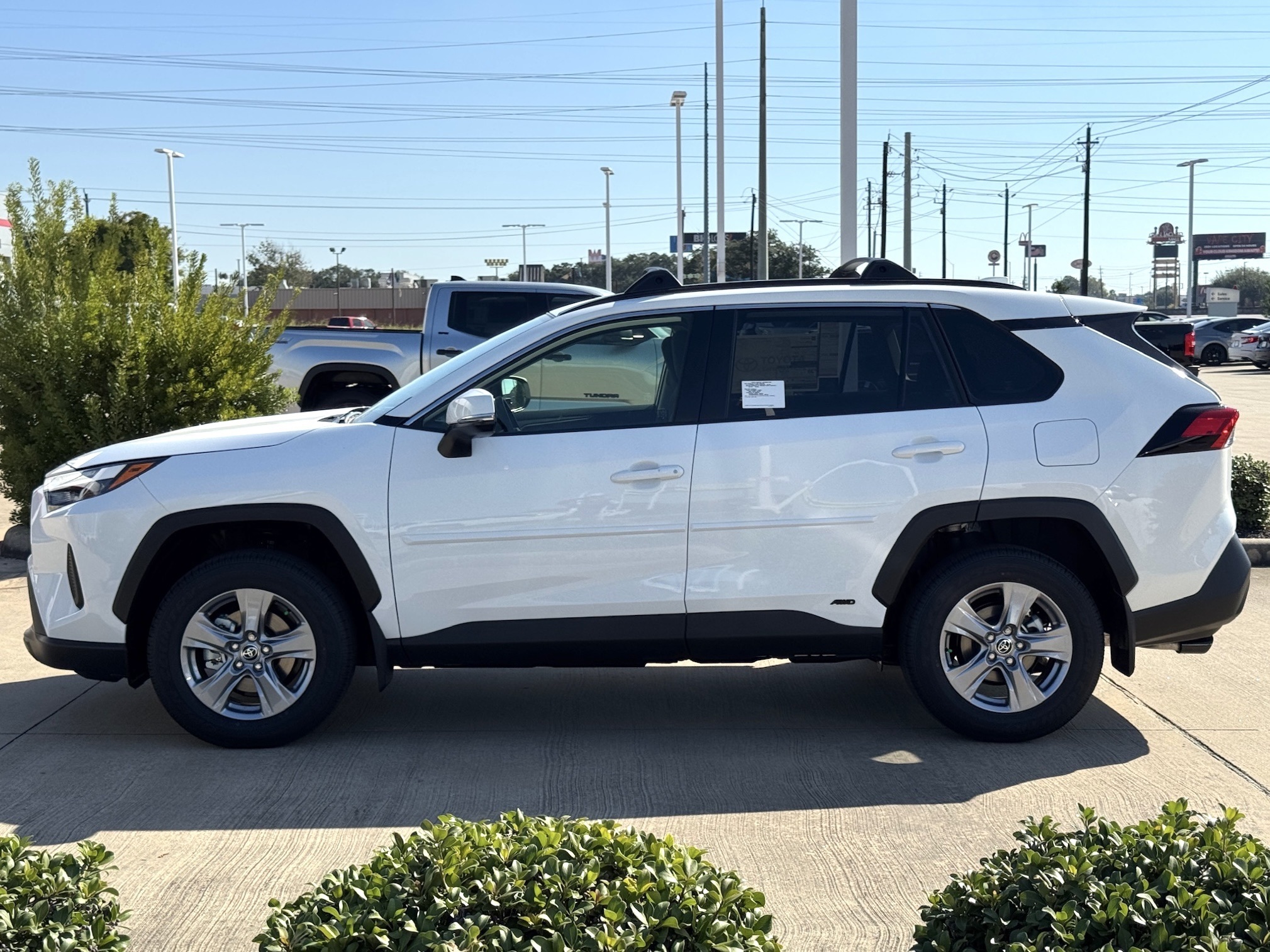 2025 Toyota RAV4 Hybrid XLE - 11