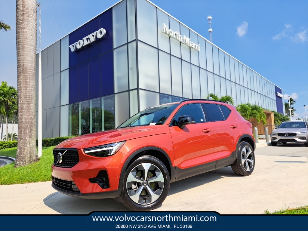 2024 Volvo XC40 B5 Plus Dark Theme
