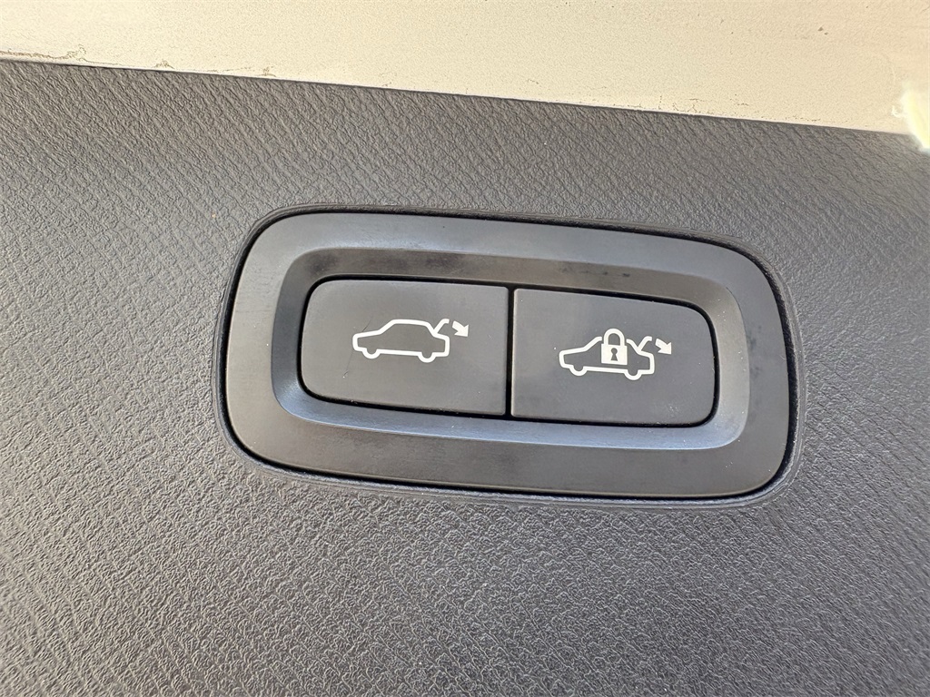 2017 Volvo XC90 T6 Momentum Silver at Legacy Ford