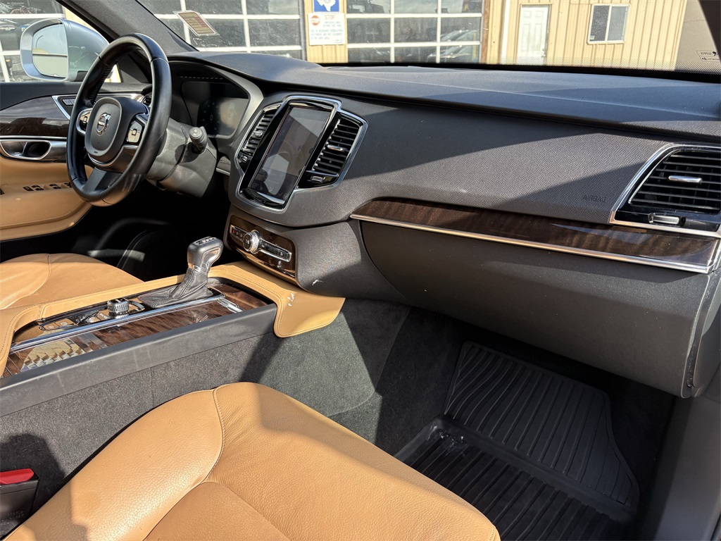 2017 Volvo XC90 T6 Momentum Silver at Legacy Ford