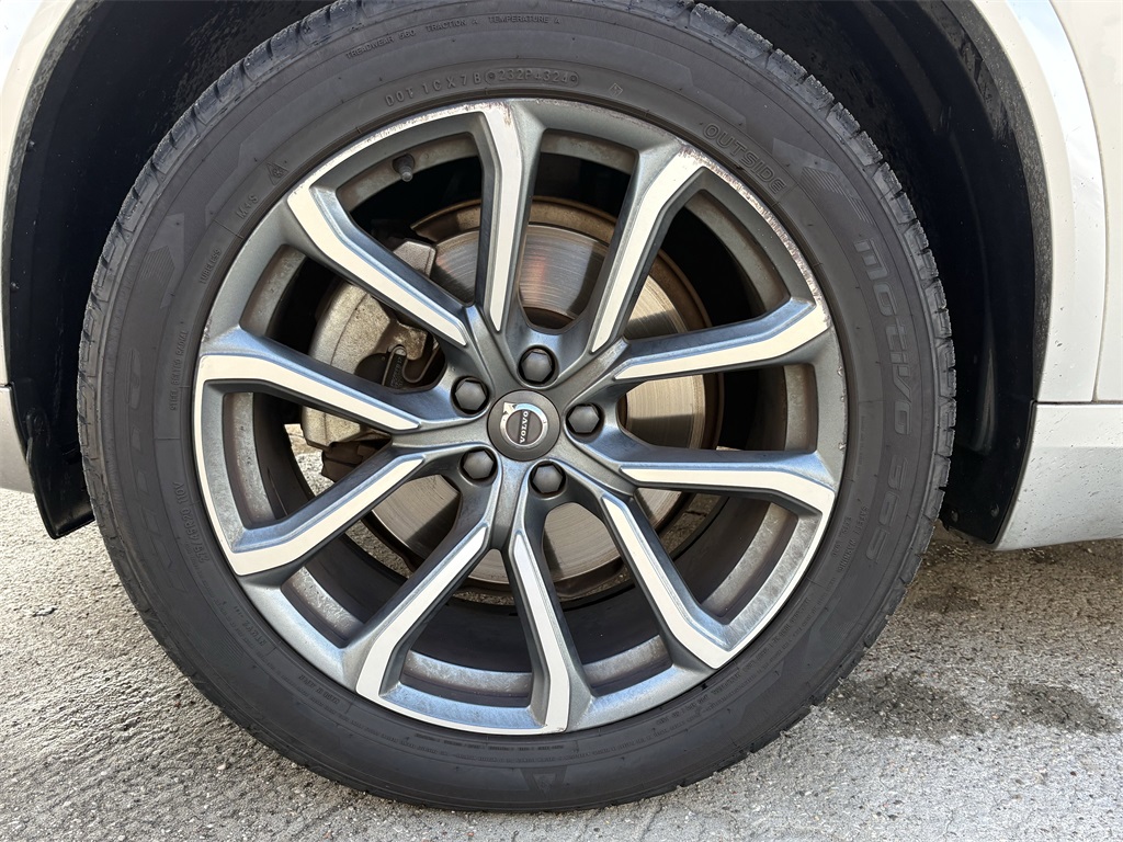 2017 Volvo XC90 T6 Momentum Silver at Legacy Ford