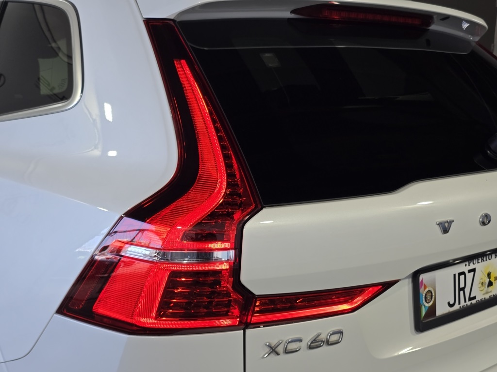 Thumbnail: 2022 Volvo XC60 - 10