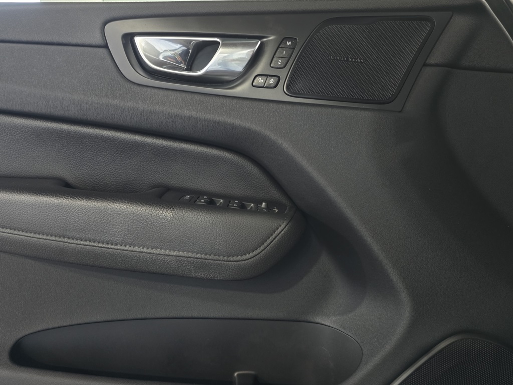 Thumbnail: 2022 Volvo XC60 - 12