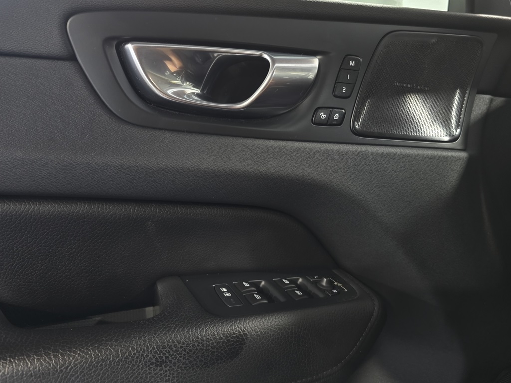 Thumbnail: 2022 Volvo XC60 - 13