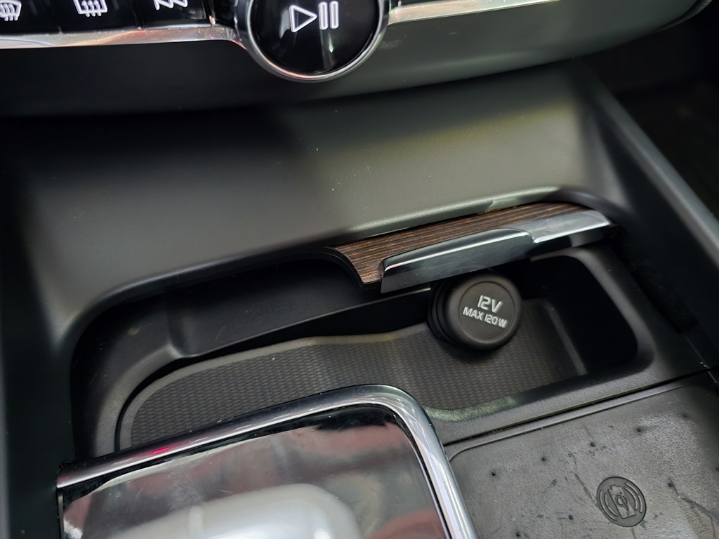 Thumbnail: 2022 Volvo XC60 - 23