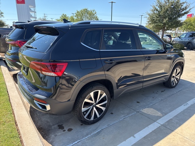 2023 Volkswagen Taos SE photo 3