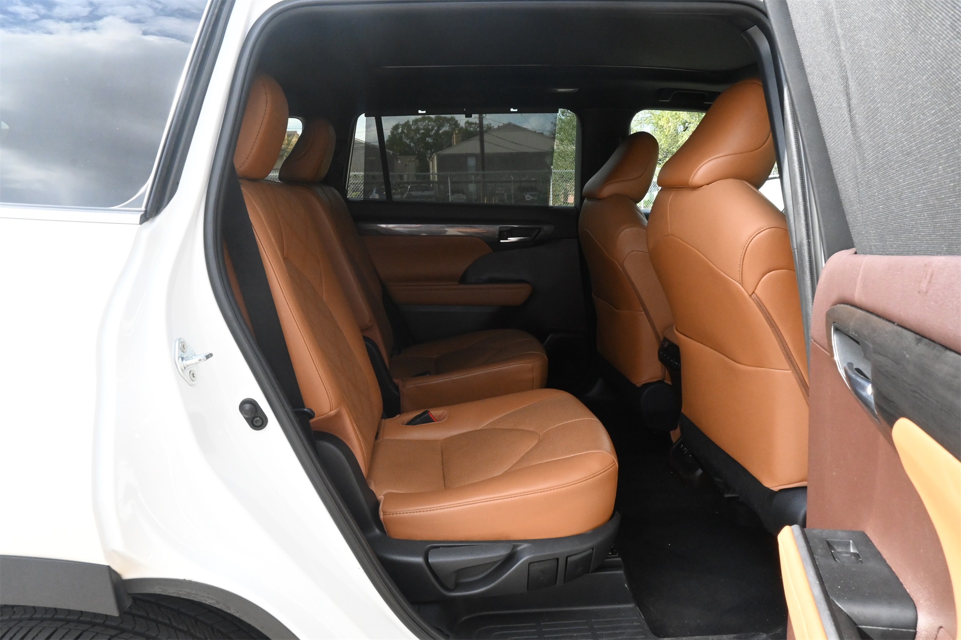 2021 Toyota Highlander Platinum White at Autostrade