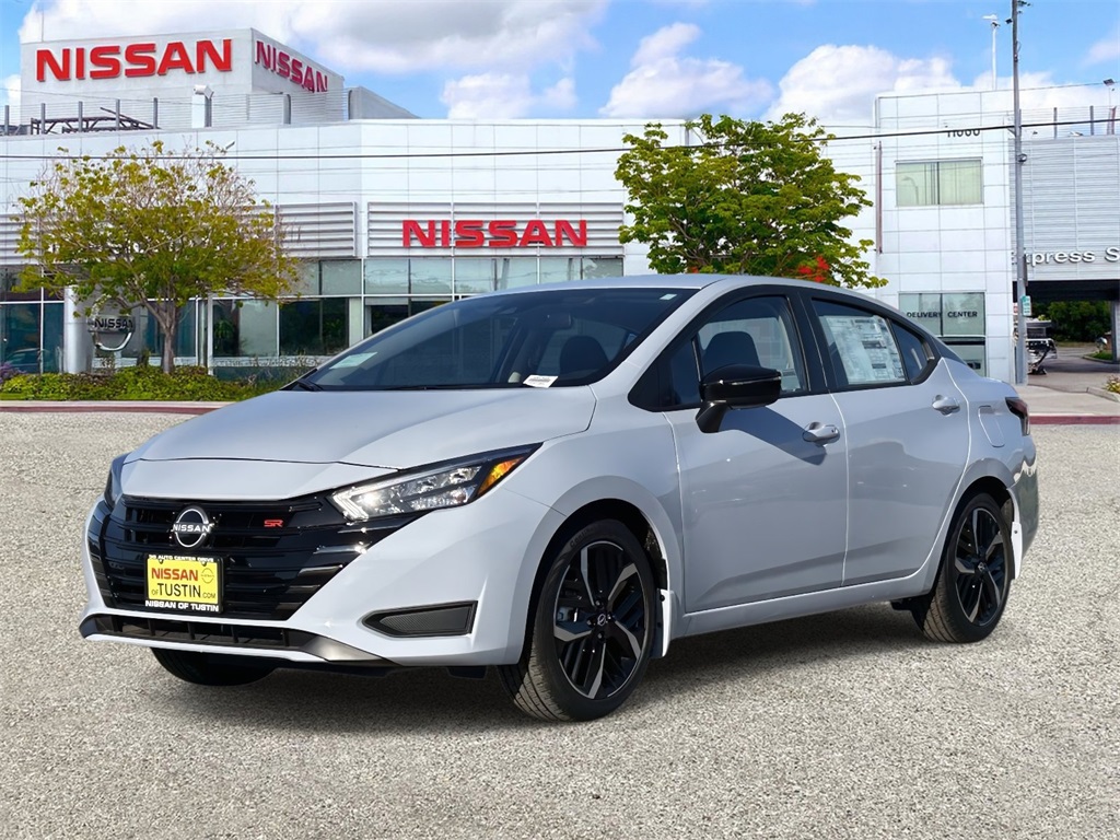 2025 Nissan Versa SR's photo
