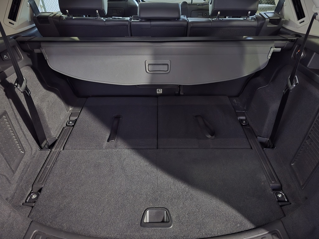 Thumbnail: 2023 Land Rover Discovery Sport - 29