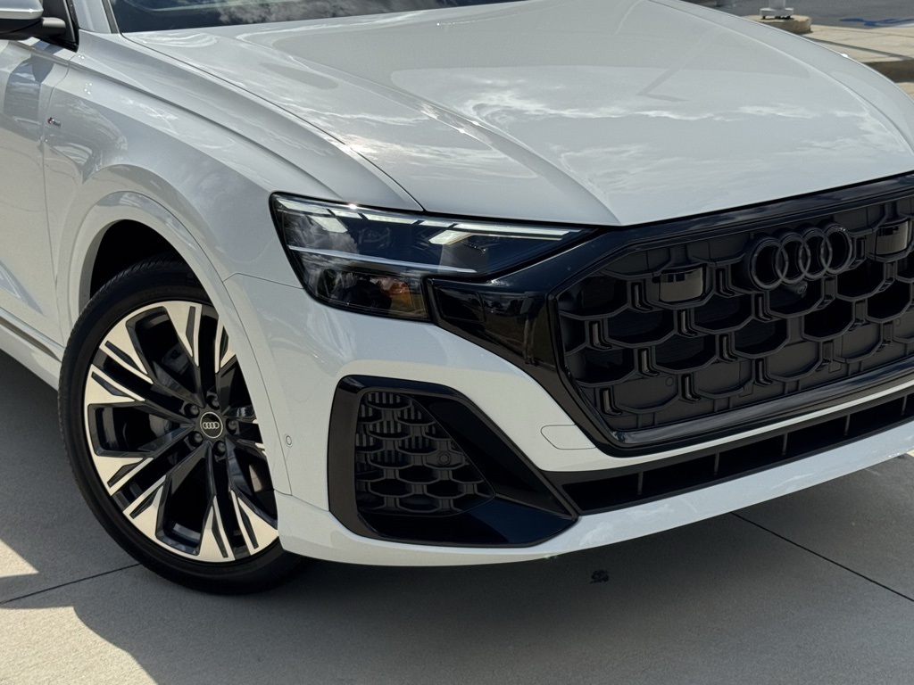2025 Audi Q8 55 Premium Plus photo 4
