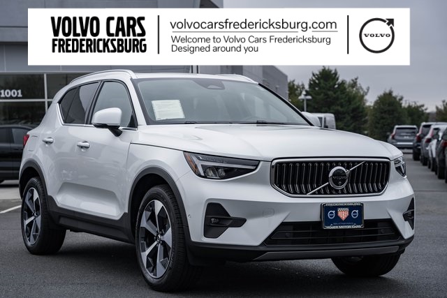 2025 Volvo XC40 B5 Plus Bright Theme AWD
