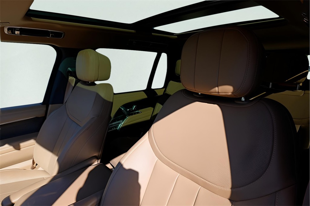 Used Car 2025 Land Rover Range Rover  Se For Sale Under $140,000 In Austin, Texas