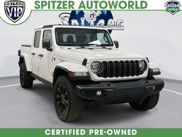 Bright White Clearcoat 2024 Jeep Gladiator NightHawk Crew Cab 4WD Pickup Truck Four-Wheel Drive 8-Speed Automatic