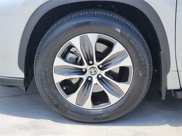 2022 Toyota Highlander XLE photo 11