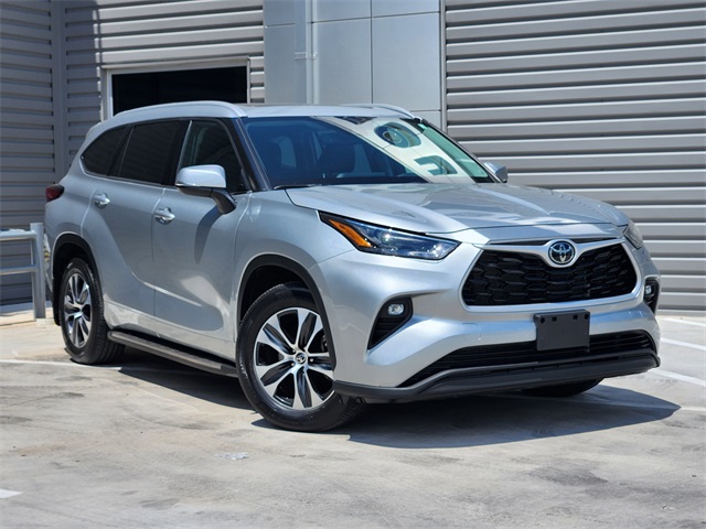2022 Toyota Highlander XLE photo 2