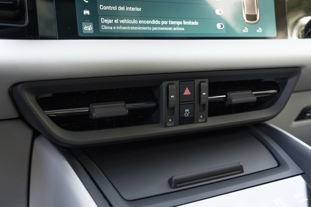 2025 Porsche Macan Electric 4S - Photo 25