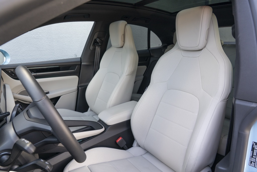 2025 Porsche Macan Electric 4S - Photo 3