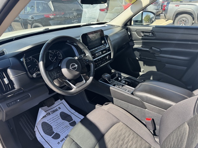 2023 Nissan Pathfinder SV photo 2