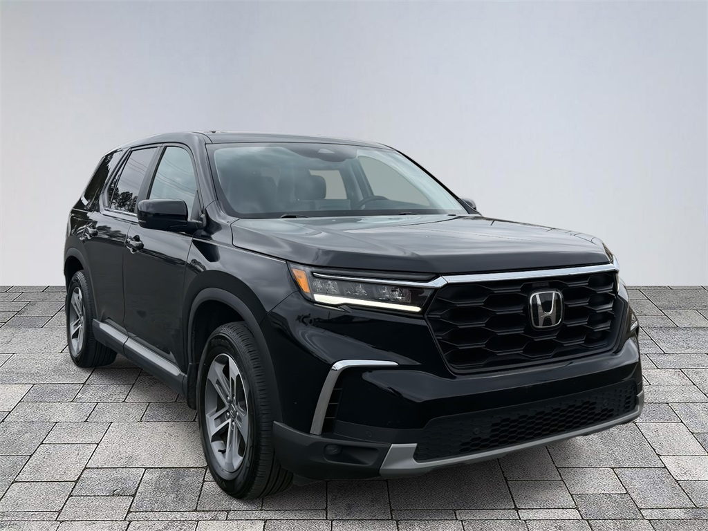 2024 Honda Pilot EX-L FWD with Captains Chairs