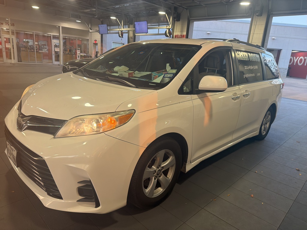 2019 Toyota Sienna LE 7-Passenger FWD with Auto-Access Seat