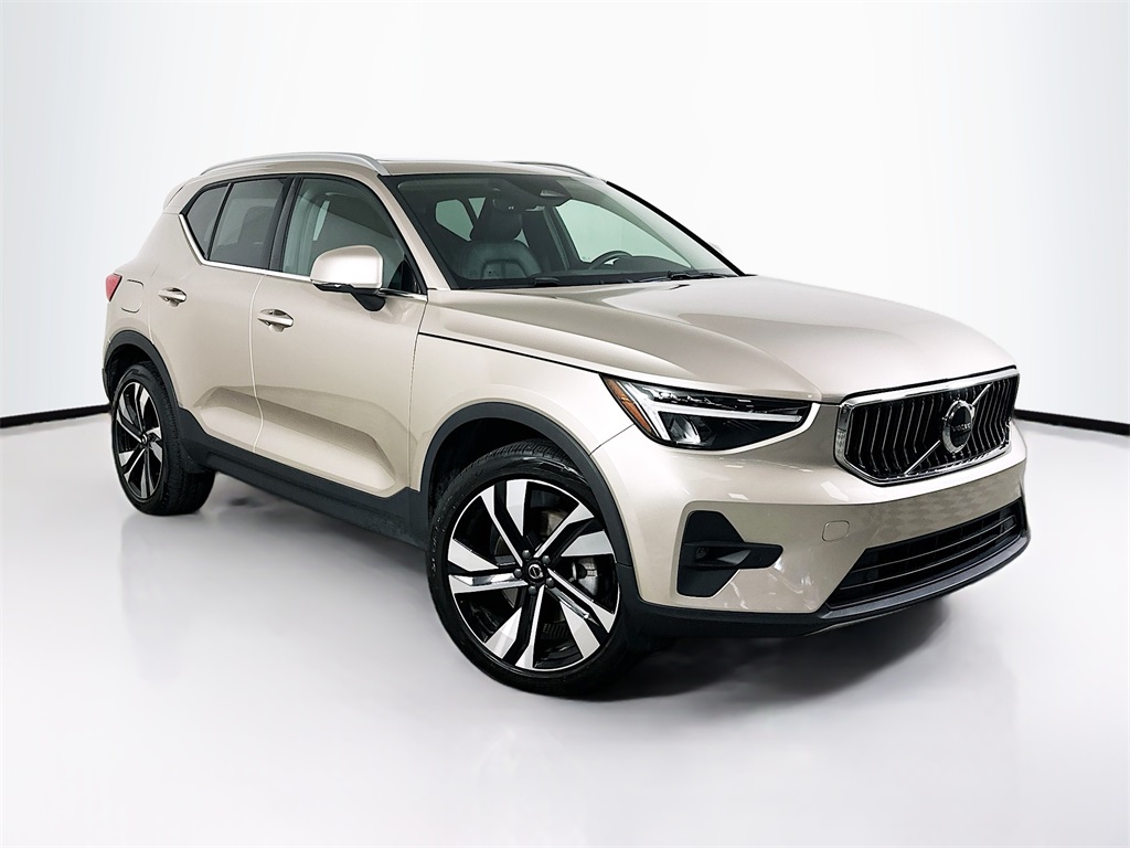 2023 Volvo XC40 B5 Plus Bright Theme