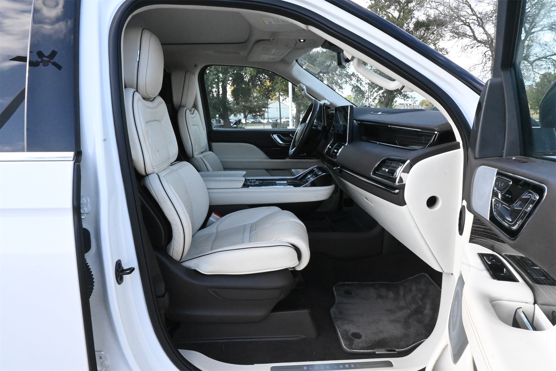 2024 Lincoln Navigator Black Label White at Bayway Cadillac Southwest