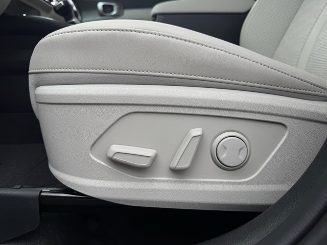 2025 Kia Sorento S - 8