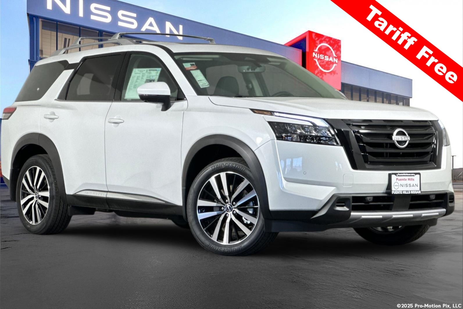2025 Nissan Pathfinder Platinum's photo