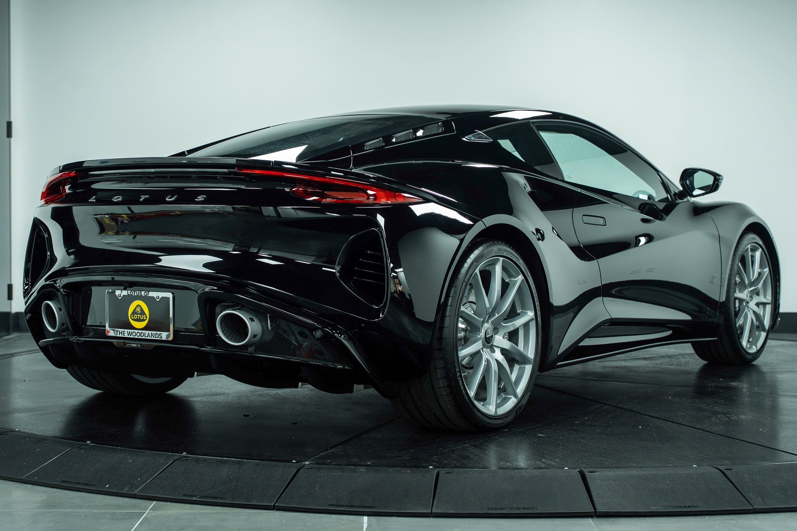 2025 Lotus Emira Base photo 4