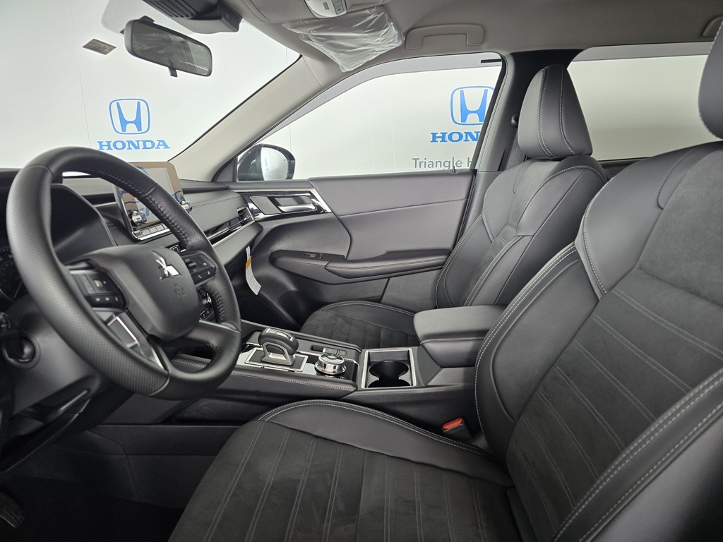 Thumbnail: 2024 Mitsubishi Outlander - 12