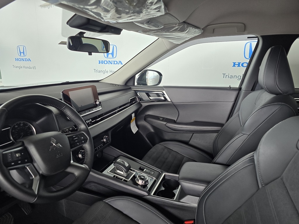 Thumbnail: 2024 Mitsubishi Outlander - 13