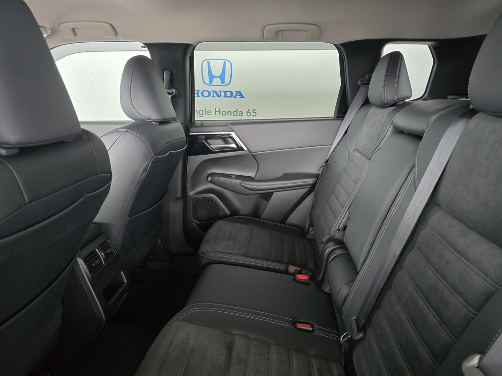 Thumbnail: 2024 Mitsubishi Outlander - 16