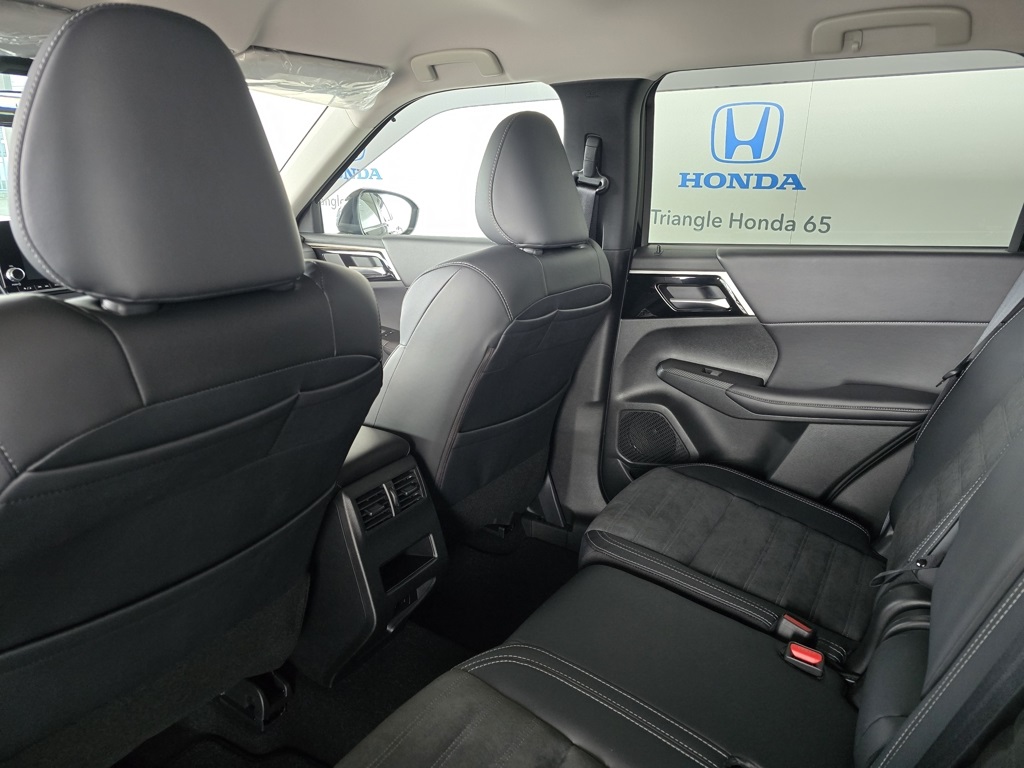 Thumbnail: 2024 Mitsubishi Outlander - 17