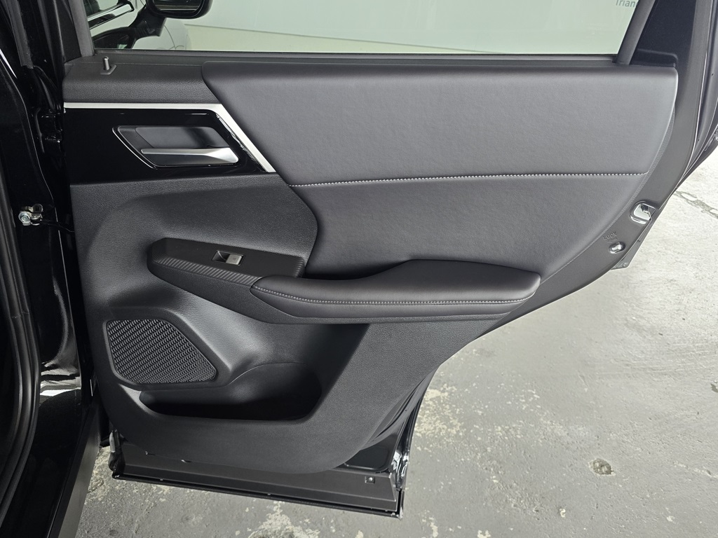 Thumbnail: 2024 Mitsubishi Outlander - 27