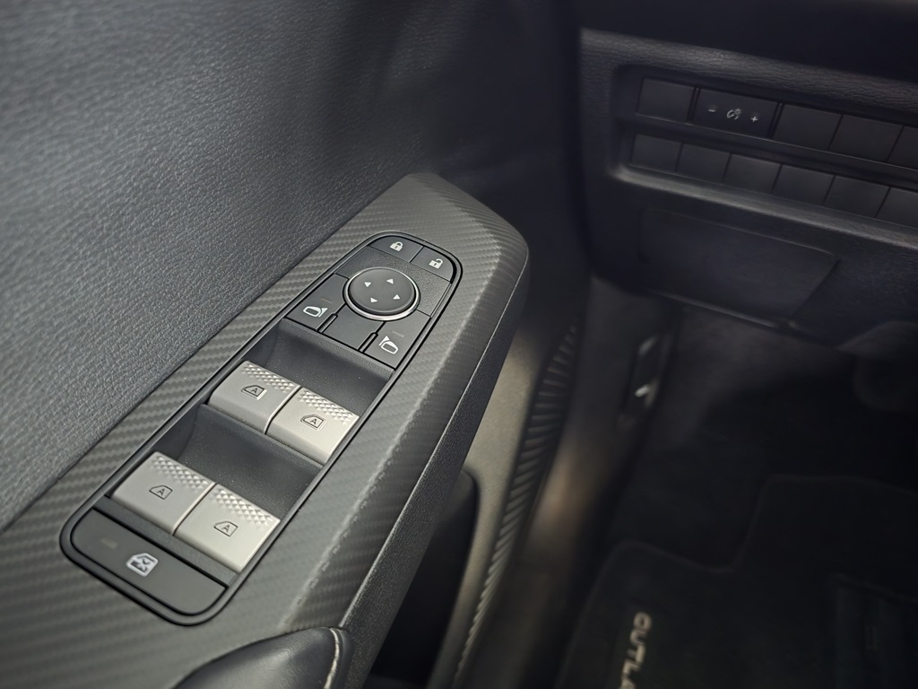 Thumbnail: 2024 Mitsubishi Outlander - 30