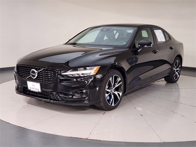 2024 Volvo S60 B5 Core Dark Theme
