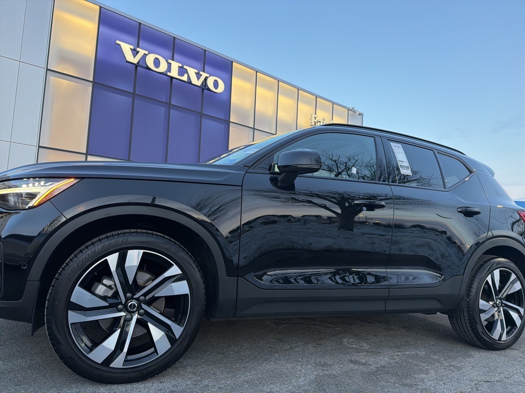 2024 Volvo XC40 B5 Plus Dark Theme AWD