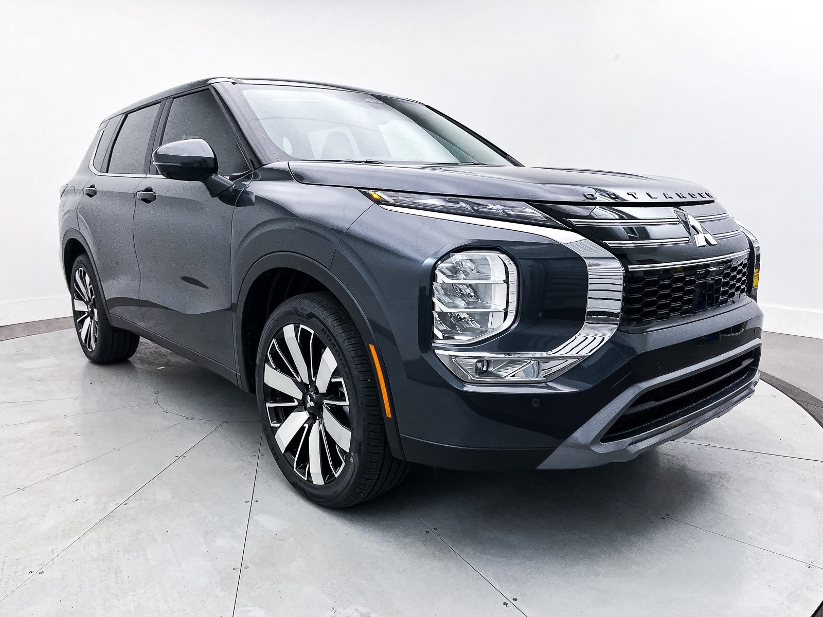 2025 Mitsubishi Outlander SE's photo