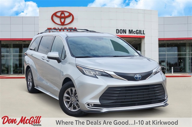 2023 Toyota Sienna XLE Silver at Community Toyota
