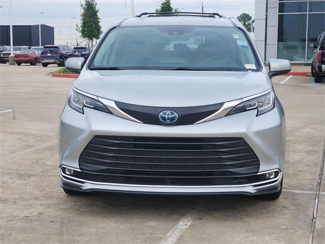 2023 Toyota Sienna XLE Silver at Community Toyota