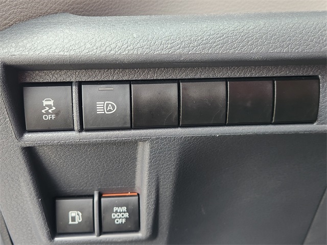 2023 Toyota Sienna XLE Silver at Community Toyota