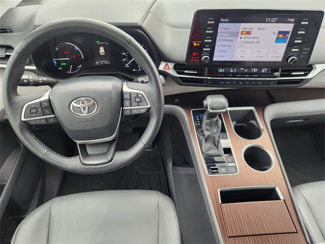 2023 Toyota Sienna XLE Silver at Community Toyota